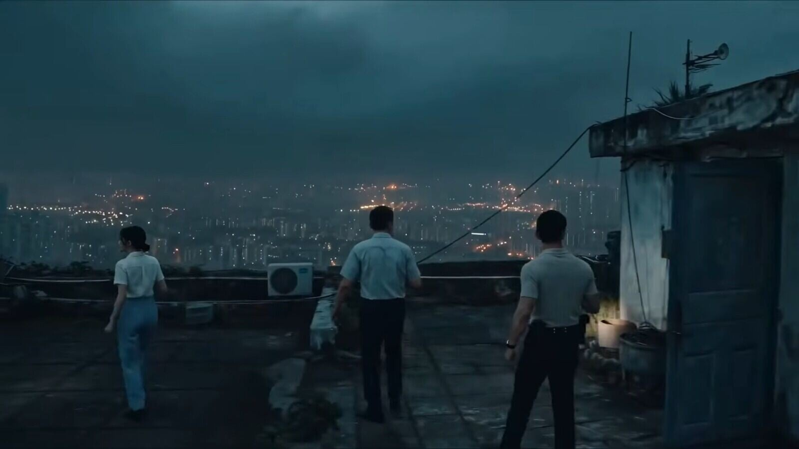 天台上远眺沦陷城市的夜色,末世氛围拉满