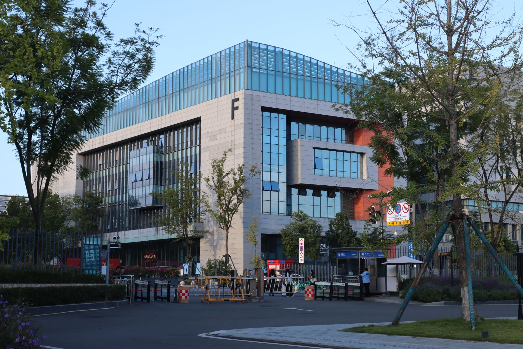 园区入口,现代建筑与道闸岗亭