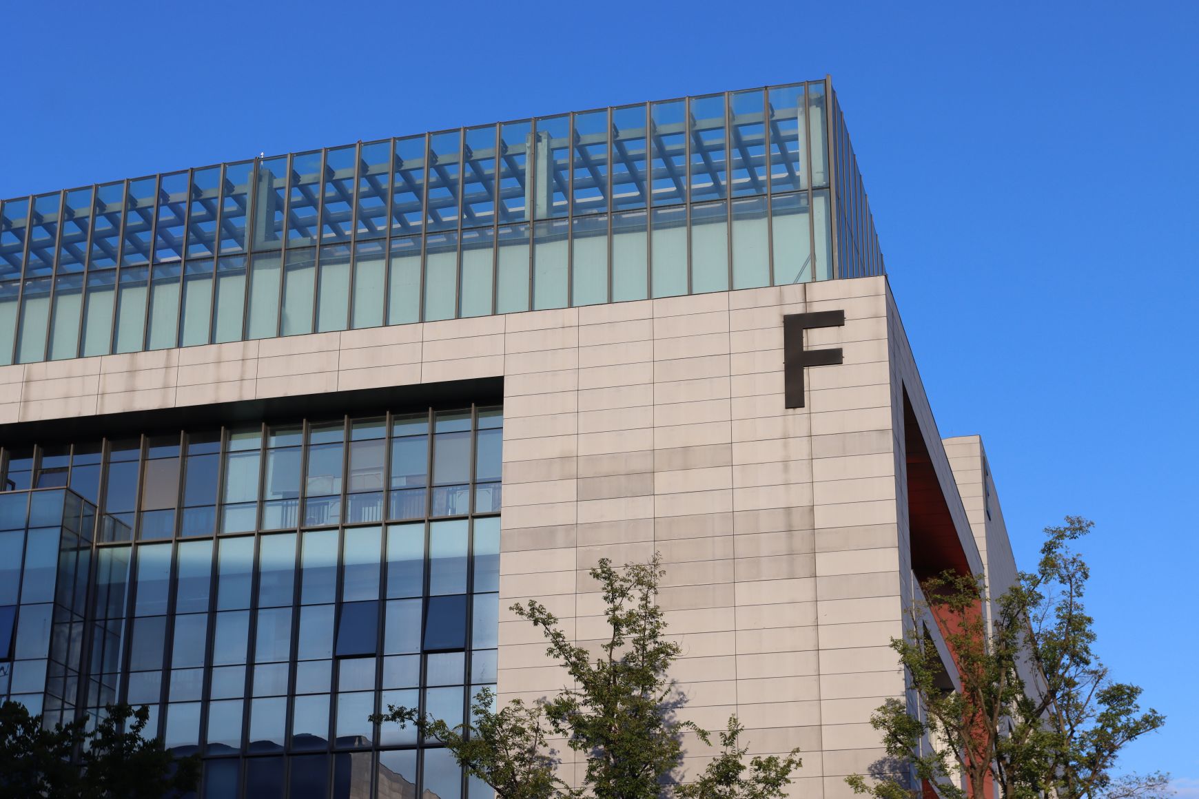 现代风格建筑外立面,黑色字母 F