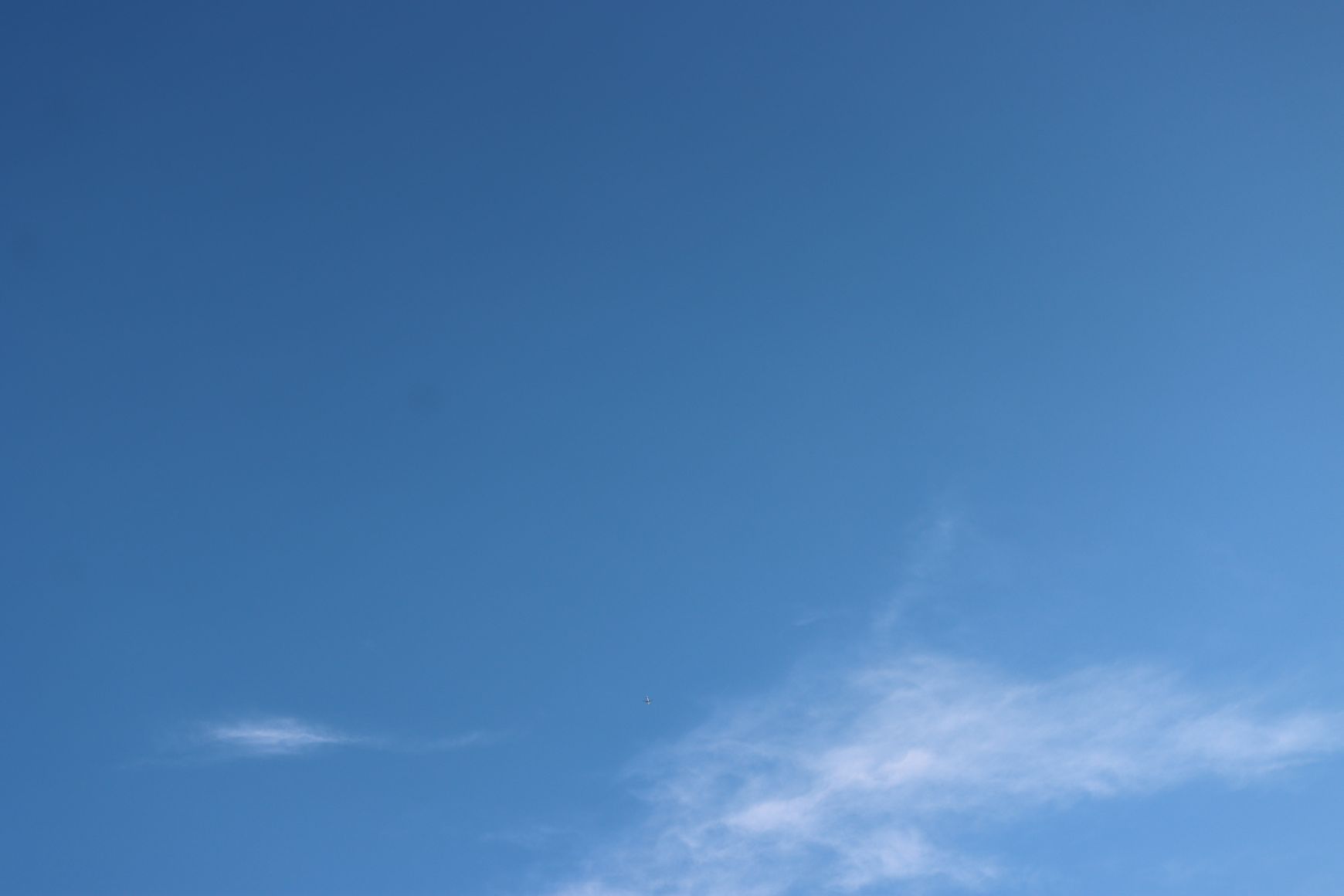 晴空中掠过的飞机