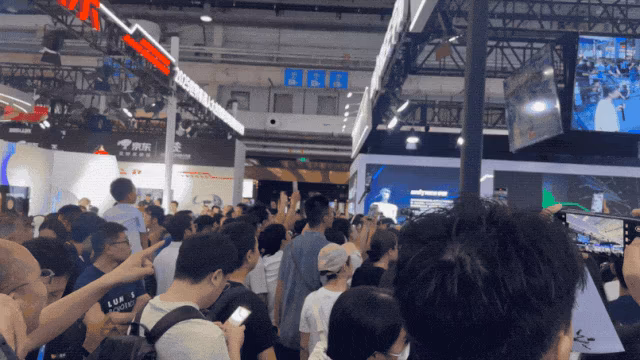 AI资讯：爱宝机器人在现场表演