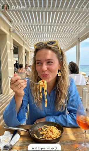 一位女性吃意大利面的超真实抓拍 Instagram 快拍照片