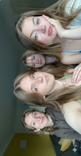 三个雀斑女孩的卧室自拍