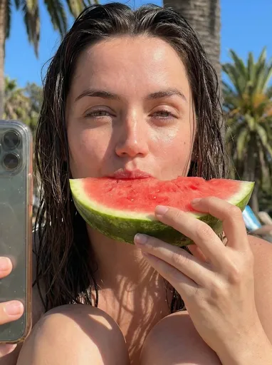 Ana de Armas 夏日西瓜自拍