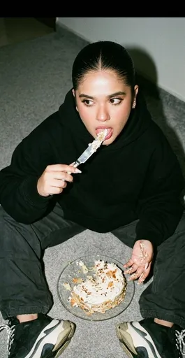 街头时尚风格蛋糕刀人像