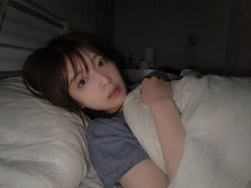 昏暗卧室睡前人像