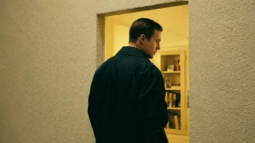 电影感：门口的男人
