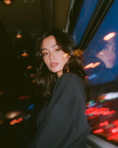 带有倒影的电影感夜间巴士人像